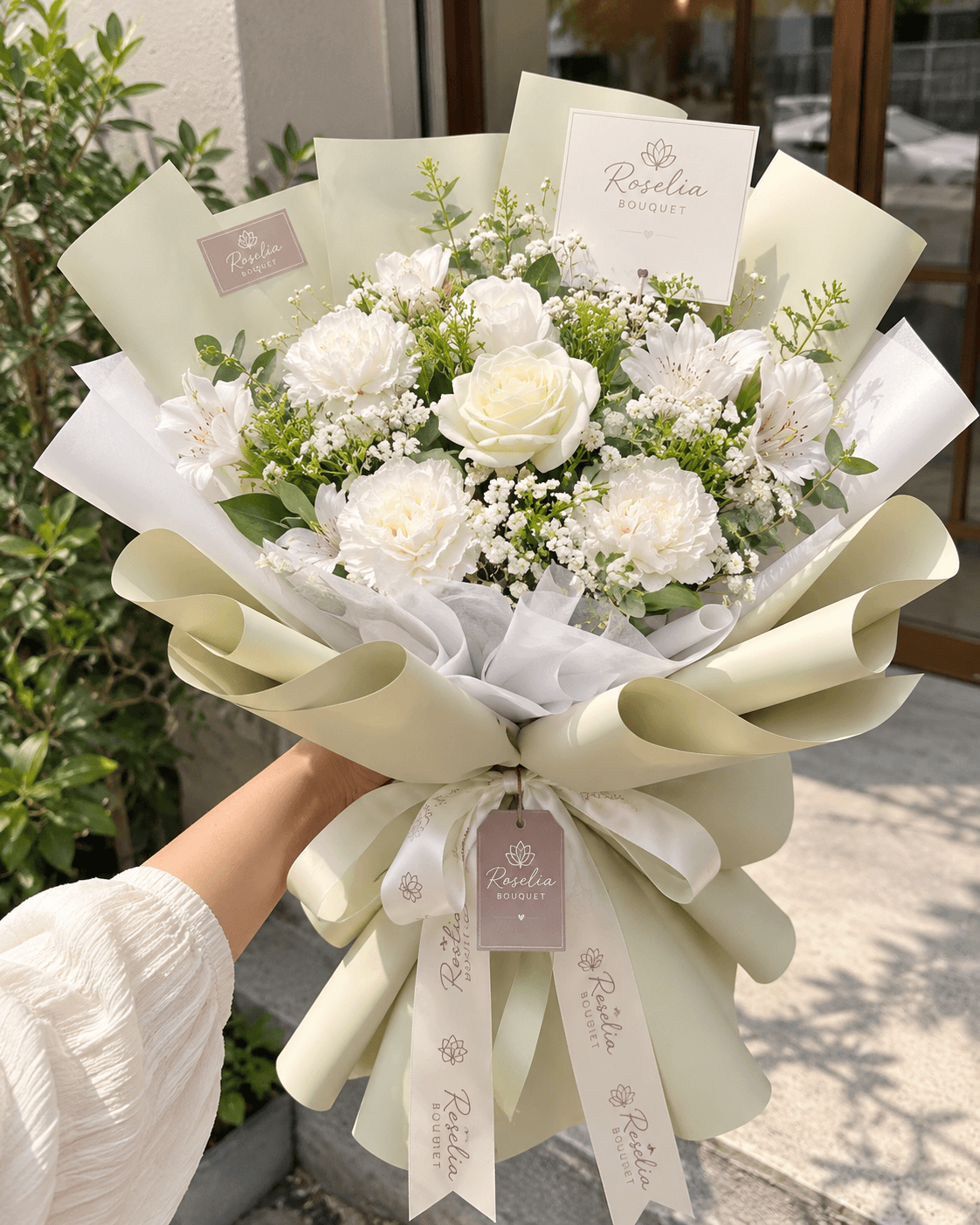 Buket bunga putih Roselia Bouquet dengan wrapping soft sage