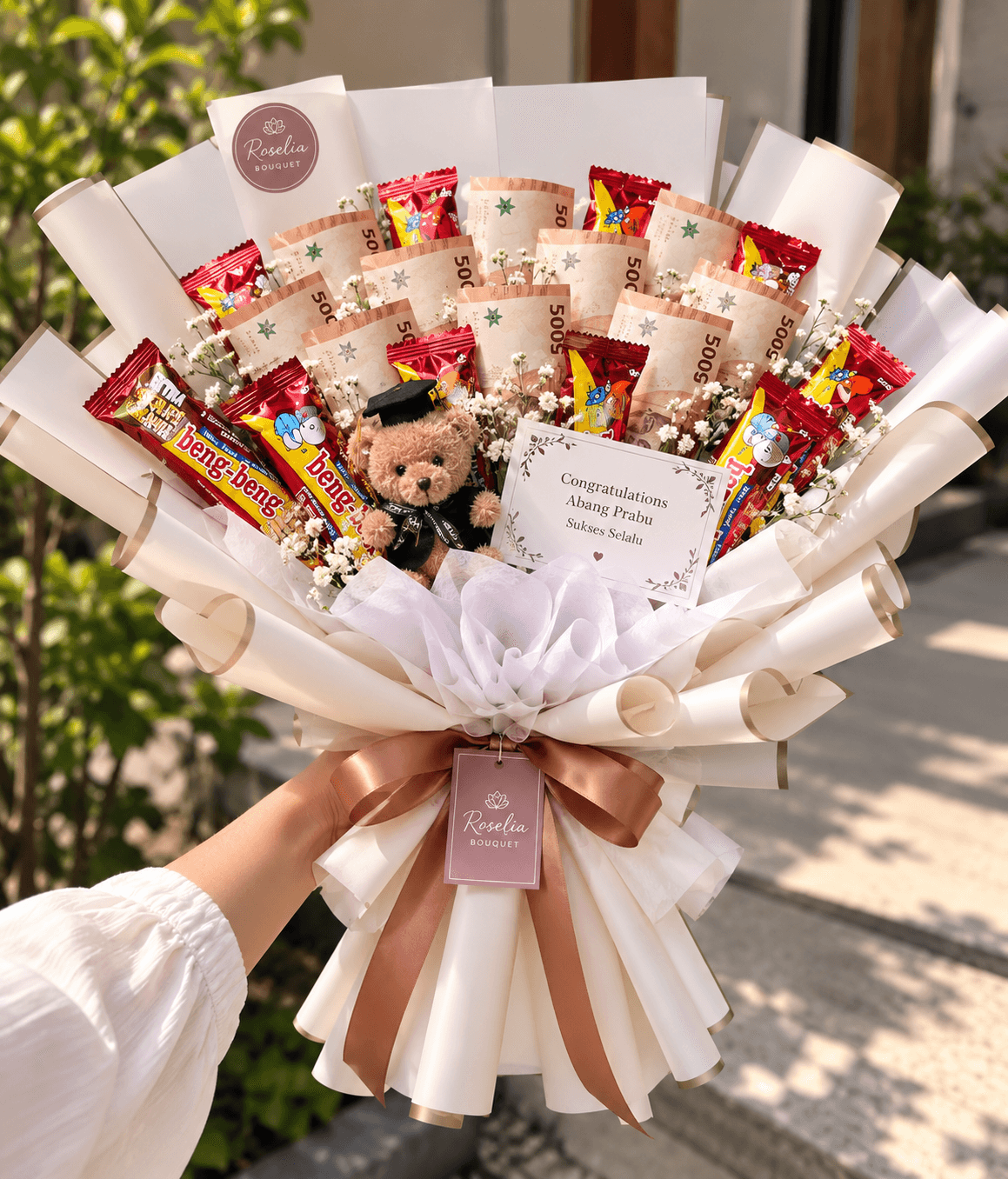 Buket snack dan uang Roselia Bouquet untuk hadiah wisuda